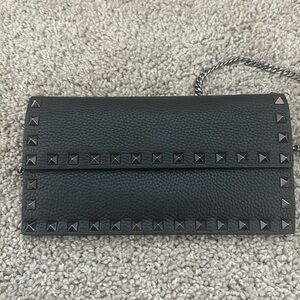 Valentino Garavani Rockstud Calfskin wallet on chain